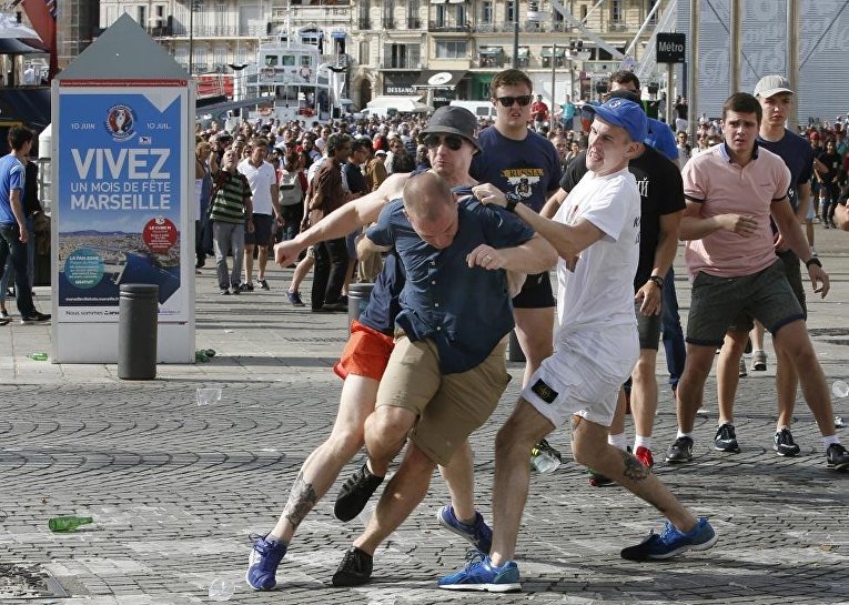 Драка фанатов перед матчем сборных России и Англии в Марселе