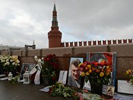 Цветы на месте гибели политика Бориса Немцова на Большом Москворецком мосту в Москве