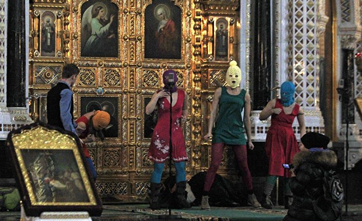 Акция «панк-молебен» арт-группы Pussy Riot в храме Христа Спасителя