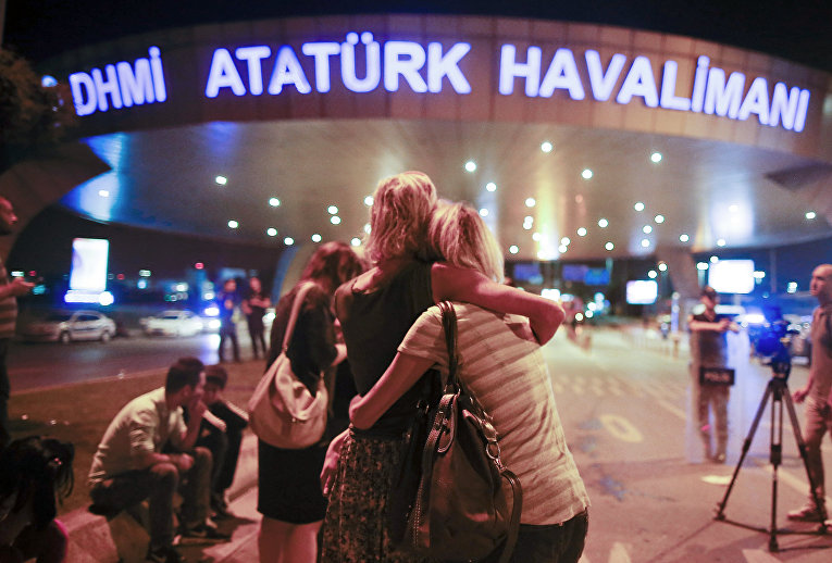 Люди, покинувшие здание аэропорта Ататюрк после теракта. Стамбул. 29 июня 2016