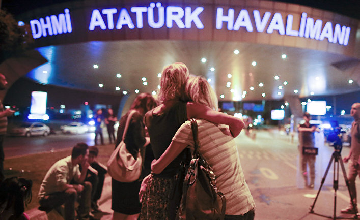 Люди, покинувшие здание аэропорта Ататюрк после теракта. Стамбул. 29 июня 2016