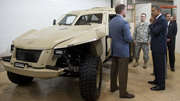 Президент США Барак Обама осматривает автомобиль XC2V разработанный в партнерстве с агентством DARPA