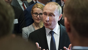 Президент России Владимир Путин общается со студентами и журналистами