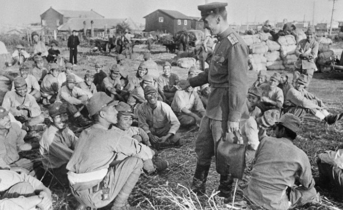 Советские бойцы и офицеры беседуют с пленными японскими солдатами