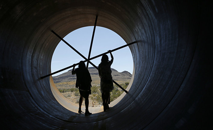 Люди стоят в металлической трубе после испытаний Hyperloop в Лас-Вегасе