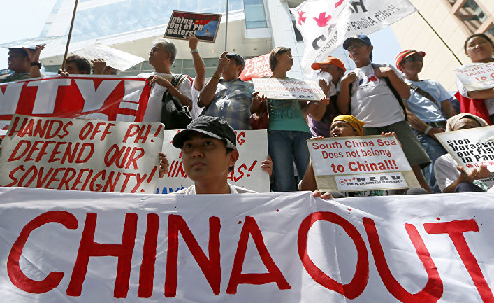 Протестующие возле китайского консульства в Макати