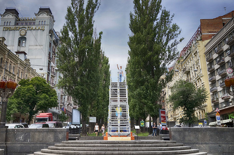 Инсталляция на месте памятника Ленину в Киеве