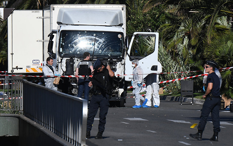 Криминалисты и полицейские исследуют грузовик террориста на английской набережной