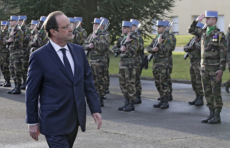 Президент Франции Франсуа Олланд во время визита на авиабазу Крей