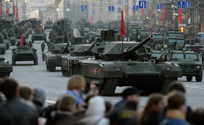 Танки Т-14 на гусеничной платформе «Армата» во время репетиции военного парада в Москве