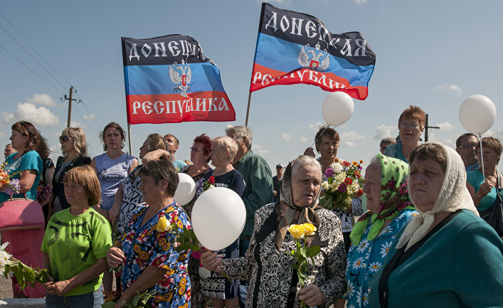 Местные жители Донецкой Народной Республики на месте крушения малайзийского лайнера возле села Грабово