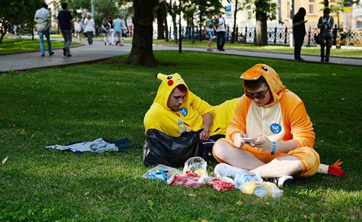 Игроки в Pokemon Go в Ильинском сквере в Москве
