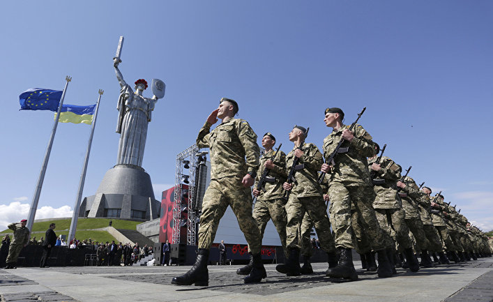 Украинские солдаты перед памятником Родина мать в Киеве