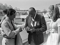 Четырехкратный олимпийский чемпион летних Олимпийских игр 1936 года в Берлине Джесси Оуэнс