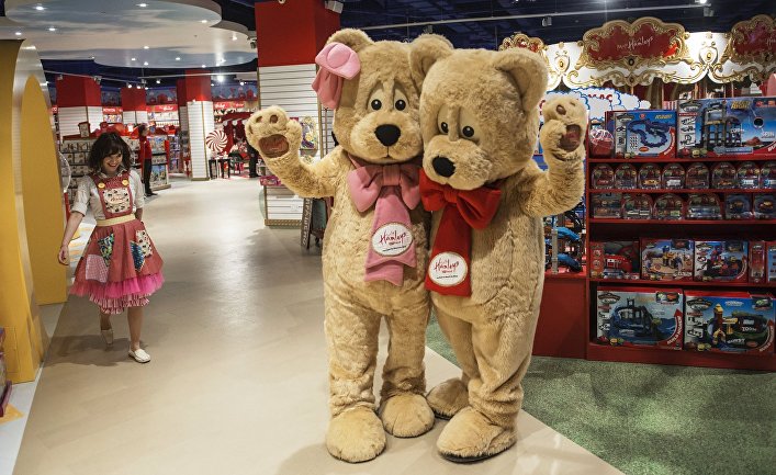 Сотрудники в детском магазине Hamleys