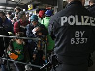 Беженцы с Ближнего Востока на железнодорожном вокзале в Мюнхене Беженцы с Ближнего Востока на железнодорожном вокзале в Мюнхене