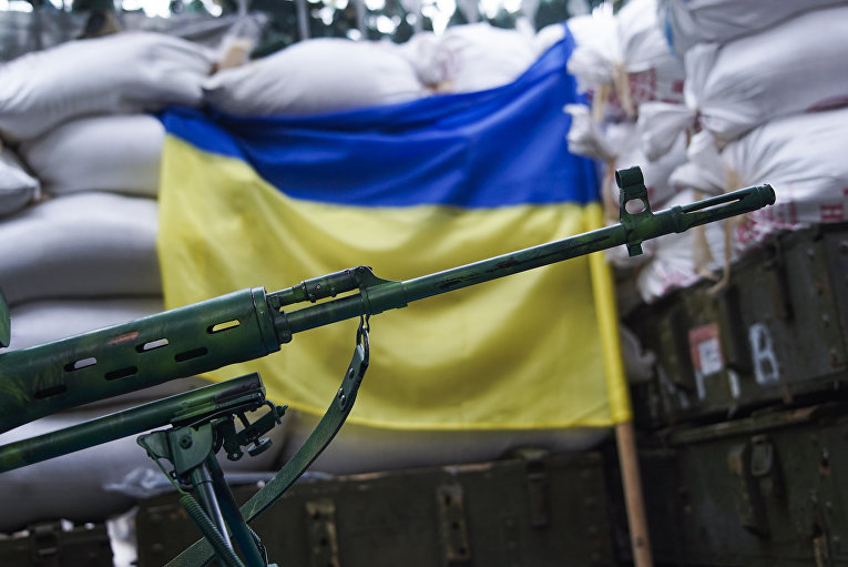 Снайперская винтовка на позициях украинских военных в поселке Марьинка