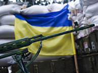 Снайперская винтовка на позициях украинских военных в поселке Марьинка