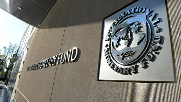 Табличка с логотипом Международного валютного фонда на стене здания МВФ