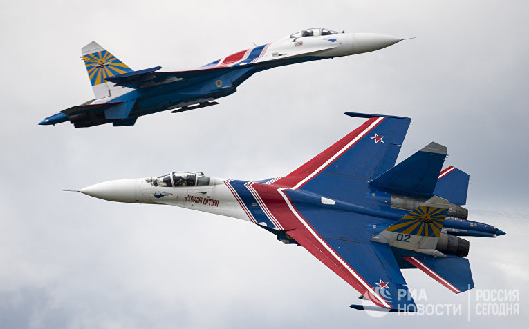 Многоцелевые истребители Су-27 пилотажной группы «Русские Витязи»