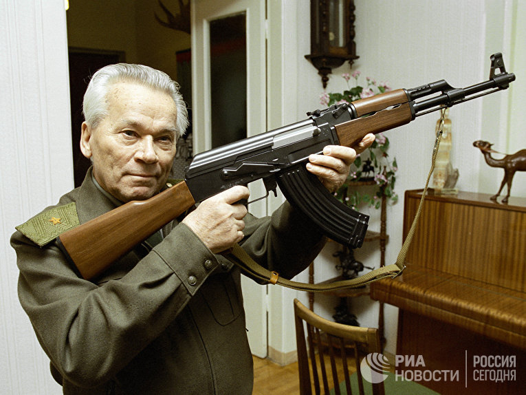 Всемирно известный изобретатель стрелкового оружия Михаил Калашников с автоматом АК-47