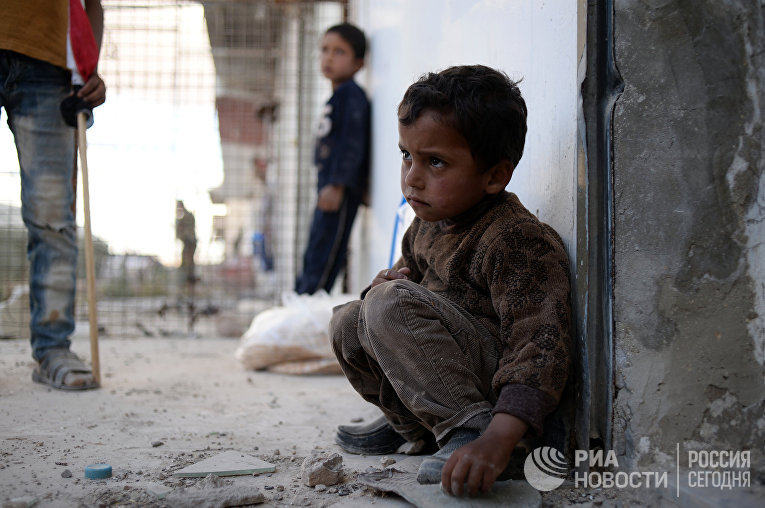 Жители населенного пункта Каукаб в Сирии во время раздачи российской гуманитарной помощи