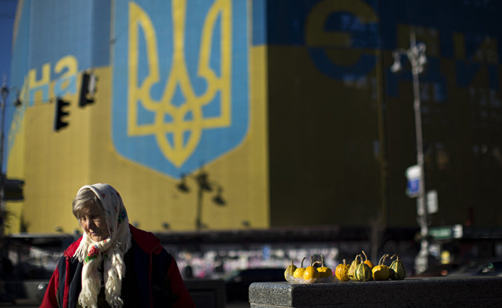 Женщина продает овощи рядом с Площадью Независимости в Киеве