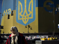 Женщина продает овощи рядом с Площадью Независимости в Киеве