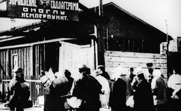 Политзаключенные у входа в Соловецкий лагерь