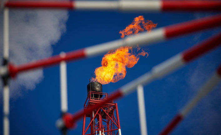 Газовый факел морской нефтеперерабатывающей платформы