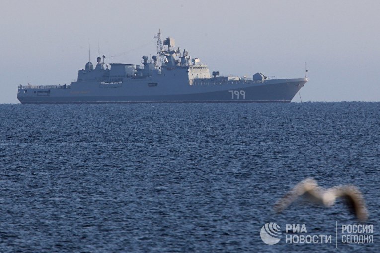 Сторожевой корабль ВМФ России "Адмирал Макаров" на рейде города Балтийска в Калининградской области