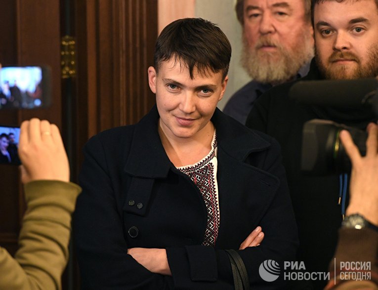 Депутат Верховной рады Надежда Савченко отвечает на вопросы журналистов на заседании Верховного суда РФ