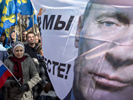Плакат с изображением президента РФ Владимира Путина во время митинга в Симферополе