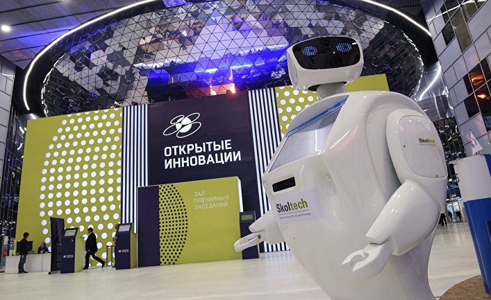 Информационный робот Promobot на выставке, проходящей в рамках форума «Открытые инновации - 2016» в Сколково