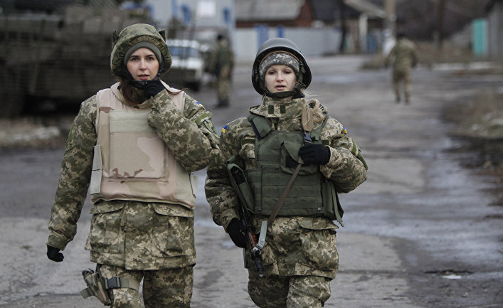 Женщины из украинской армии в селе Дебальцево