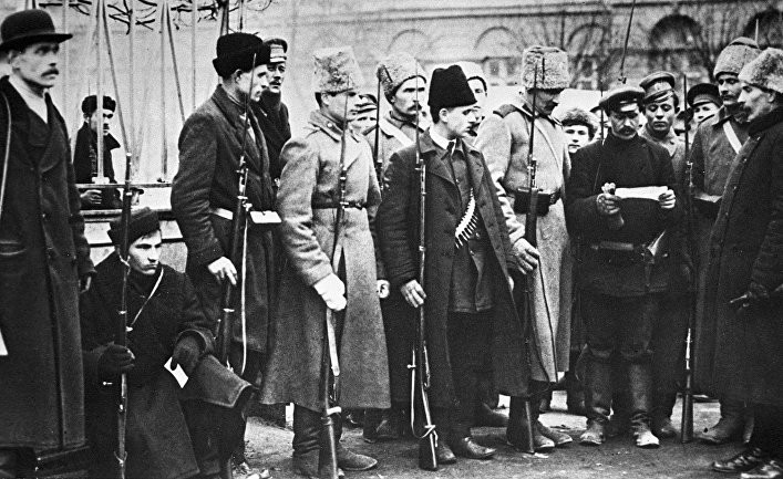 Революционные солдаты в Петрограде. Октябрьская революция. 1917 год