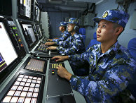 Поиск китайских ВМС на борту ракетного эсминца Хэфэй во время военных учений в водах близ острова Хайнань в Южно-Китайском море