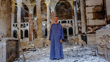 Копт в одной из сожженных и разрушенных коптских церквей в провинции Минья