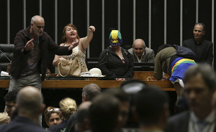 Группа людей, призывающих к военному перевороту в зале заседаний Палаты депутатов в Бразилии