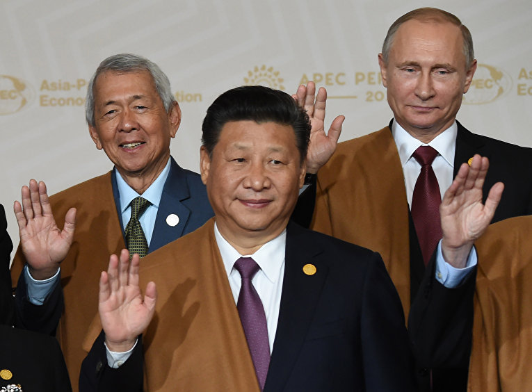 Председатель КНР Си Цзиньпин, президент РФ Владимир Путин и министр иностранных дел Филиппин Перфекто Ясай
