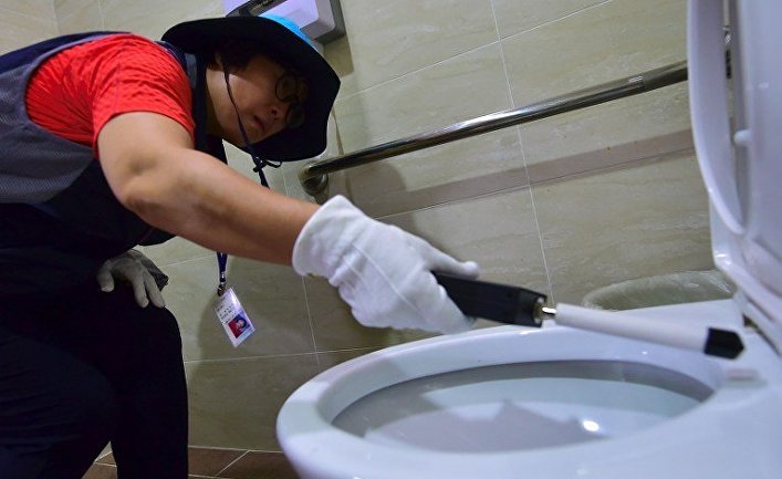 Сотрудница спецотряда полиции в Сеуле проверяет туалет на наличие скрытых камер