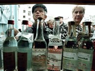 Продажа водки в одном из киосков в Москве Продажа водки в одном из киосков в Москве
