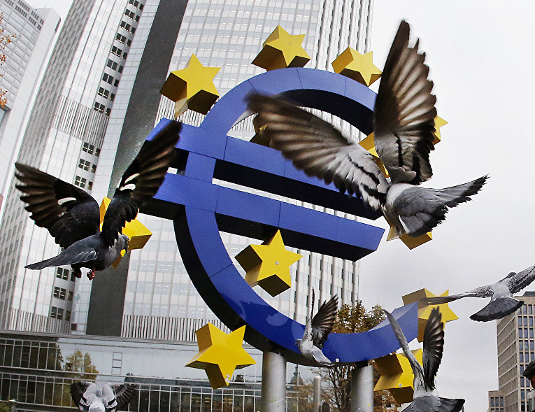 Скульптура «евро» во Франкфурте