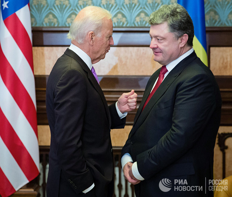 Вице-президент США Джо Байден и президент Украины Петр Порошенко во время встречи в Киеве