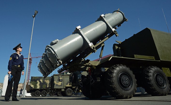 Посетитель у самоходной пусковой установки берегового ракетного комплекса «Бал» (3К60)