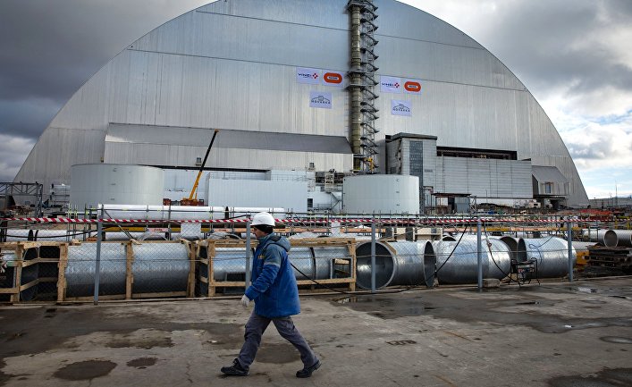 Новое сооружение - арка над объектом «Укрытие» (четвертый энергоблок) Чернобыльской атомной электростанции