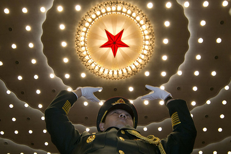 Дирижер военного оркестра во время первой сессии ВСНП в Доме народных собраний в Пекине