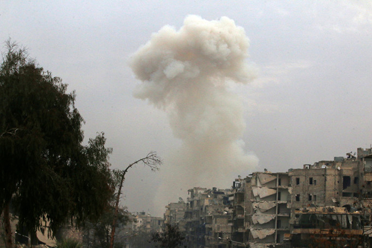 Дым после авиаударов по повстанцами в восточной части Алеппо