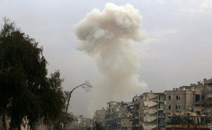 Дым после авиаударов по повстанцами в восточной части Алеппо