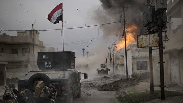 Взрыв бомбы возле бронетехники иракского спецназа в Мосуле